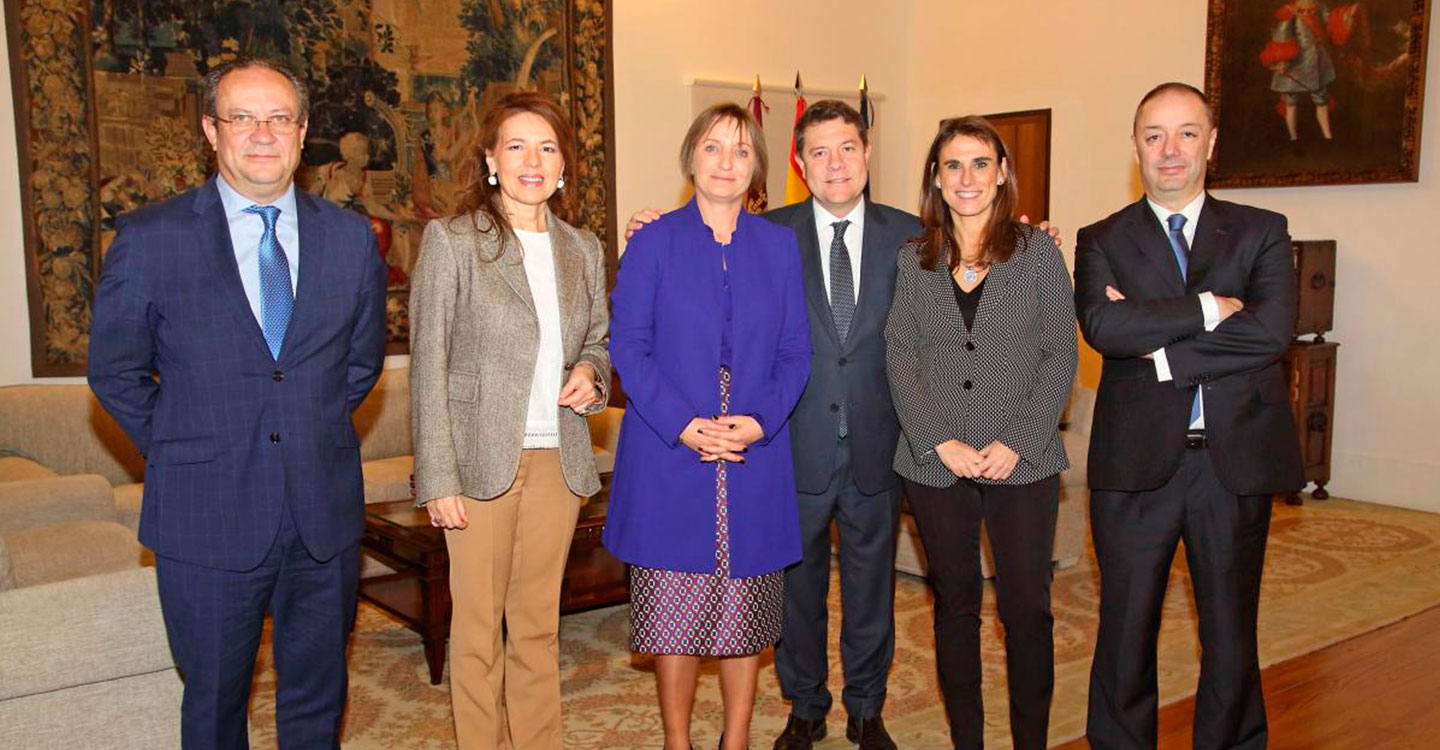 García-Page recibe a la nueva directora territorial de Caixabank en Castilla-La Mancha y Extremadura, Isabel Moreno