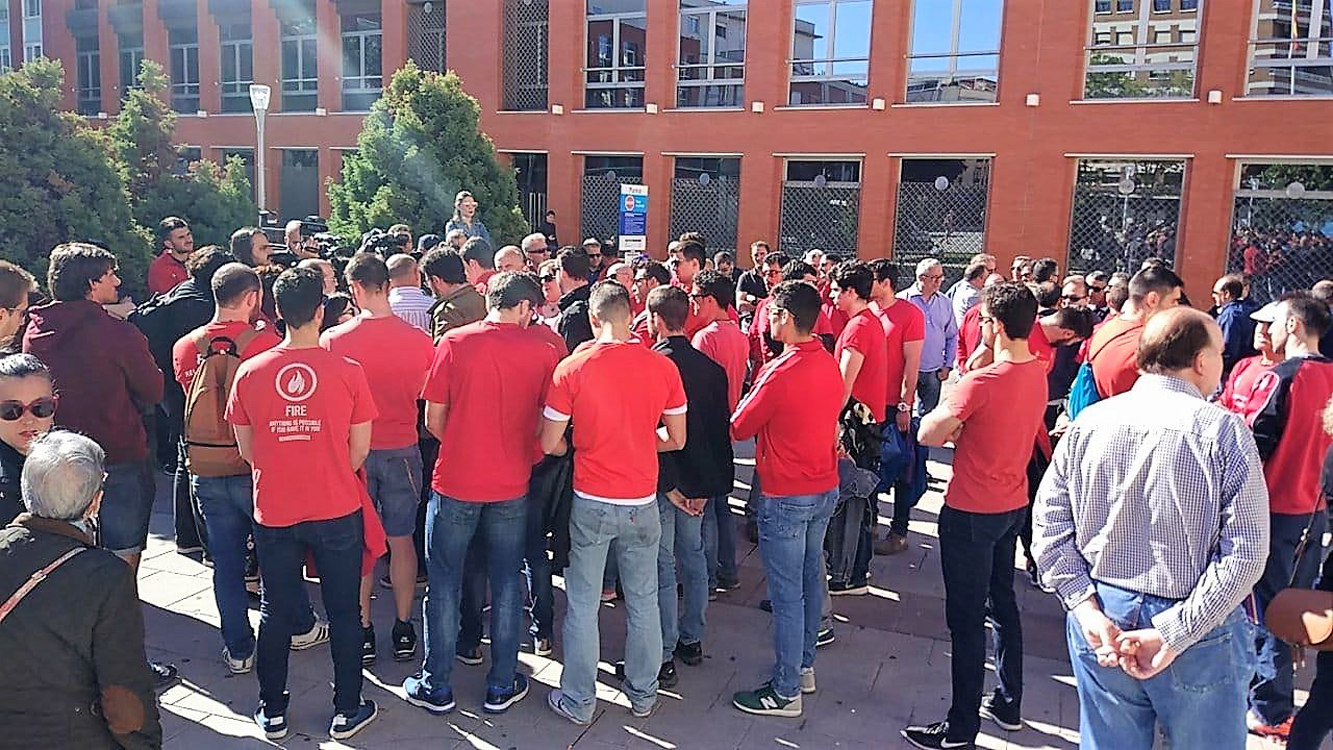 Los bomberos que han superado el proceso selectivo del SCIS exigen acceder a sus puestos de trabajo