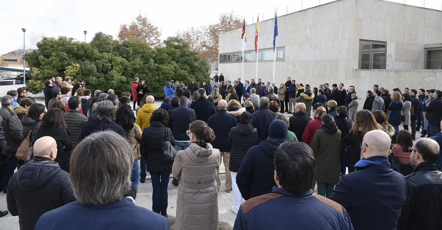 La comunidad educativa se concentra en repulsa por el asesinato de Laura Luelmo y muestra su solidaridad con su familia y compañeros