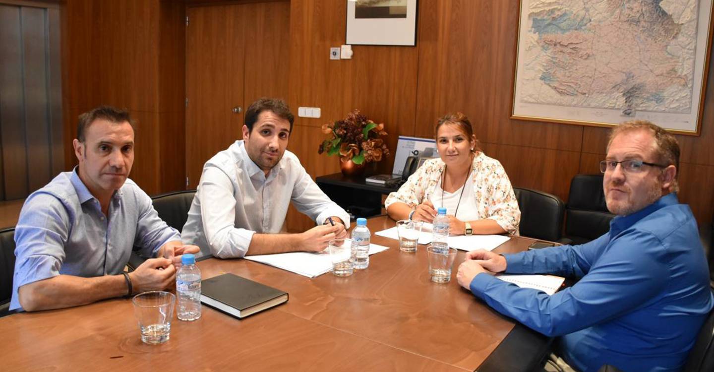 El Gobierno regional colaborará con el Ayuntamiento de San Pedro para relanzar su polígono industrial y ejecutar la conducción de agua hasta Cañada Juncosa