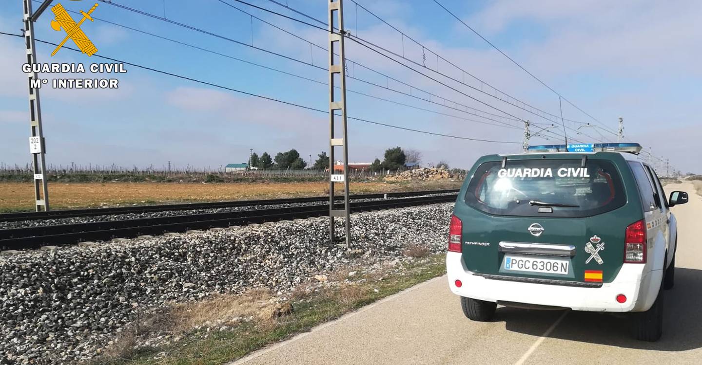 La Guardia Civil auxilia a una persona evitando que fuera arrollada por un tren 