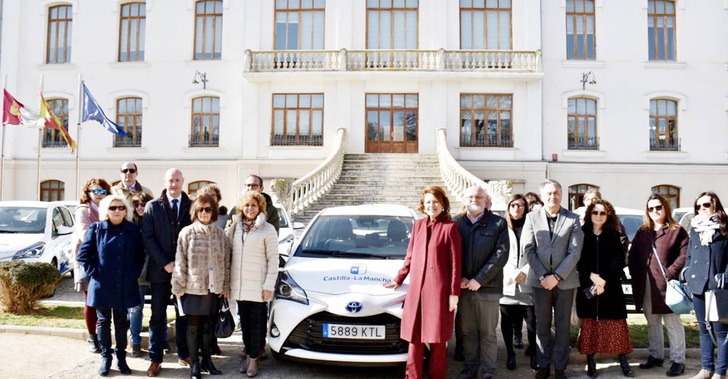 El Gobierno de Castilla-La Mancha entrega 12 vehículos híbridos a profesionales de los Servicios Sociales de la región