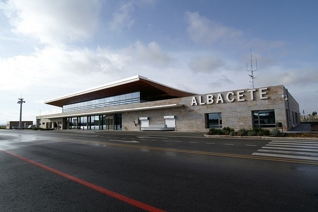 Transportes analiza el impacto de la recuperación de los vuelos comerciales de pasajeros en el Aeropuerto de Albacete en 2023 