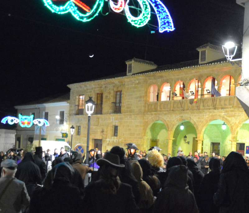 El desfile de la comparsa tradicional del entierro de la sardina marca el inicio de la semana de carnaval en El Bonillo