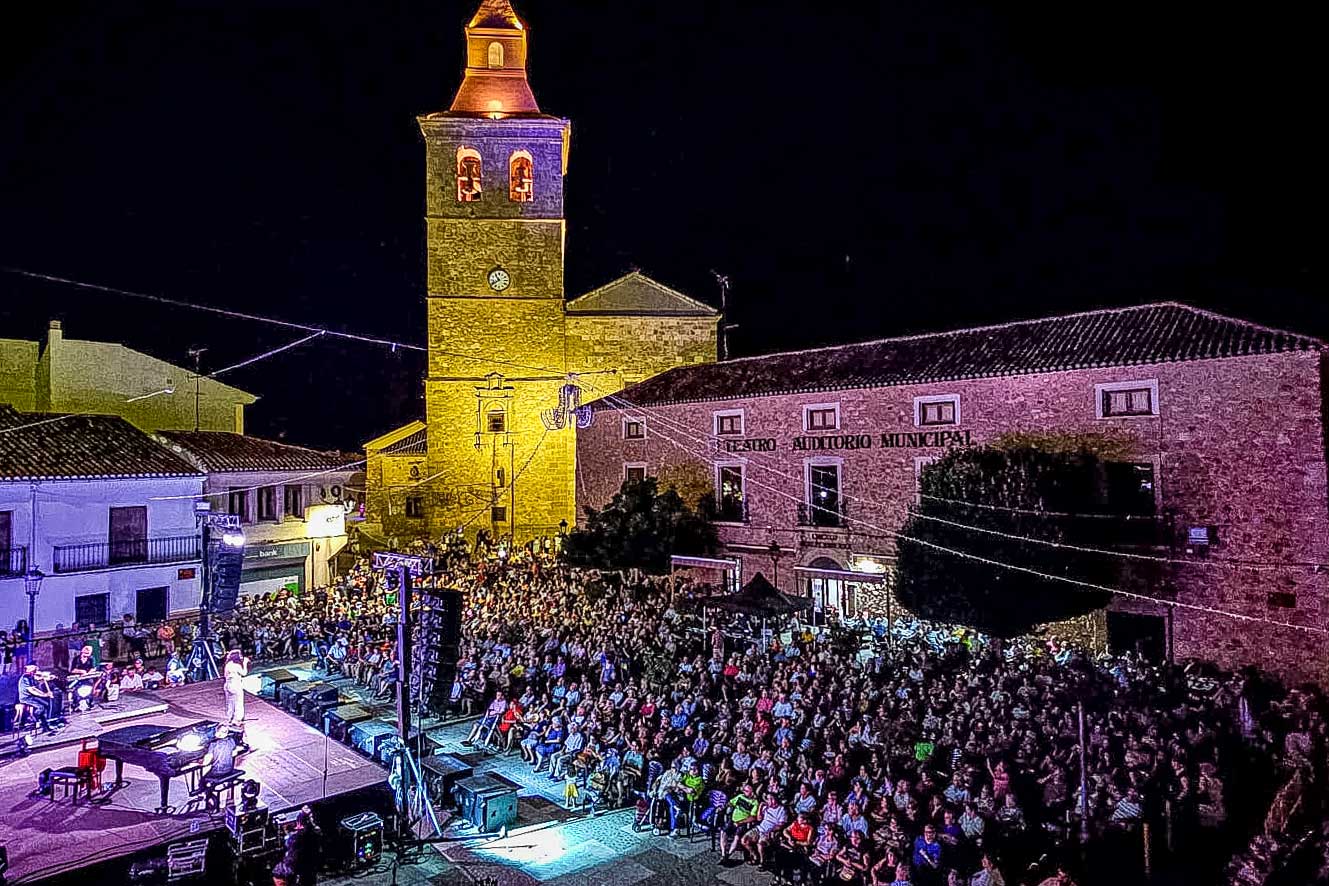 Diana Navarro deslumbra en el primer día de la Feria de El Bonillo