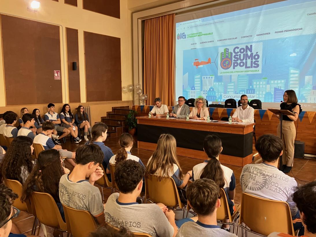 Estudiantes de 3º de la ESO del Colegio Escuelas Pías de Albacete, ganadores de la fase regional del Concurso Consumópolis 