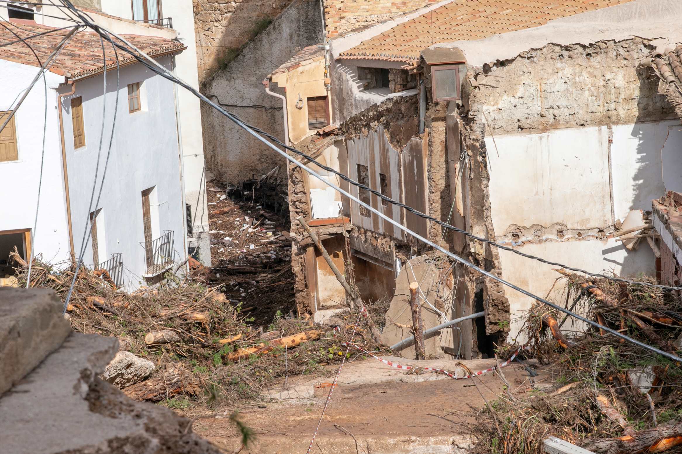 García-Page visita la zona devastada por la Dana en Letur