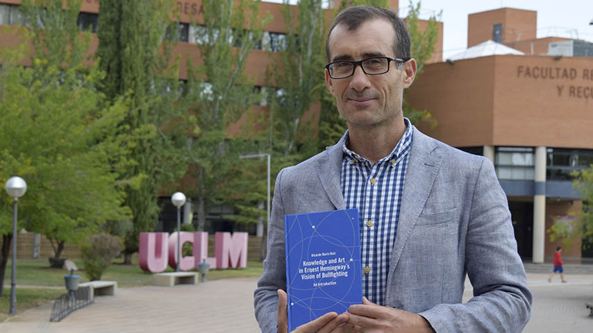 El profesor de la UCLM Ricardo Marín ha publicado un libro sobre la influencia de la tauromaquia y el arte en las obras literarias de Hemingway