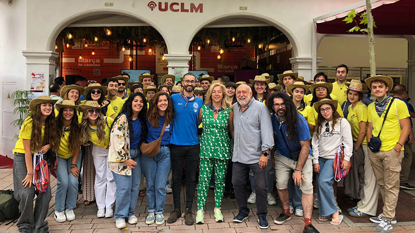 Los participantes de la Ruta Inti visitaron el estand de la UCLM en la Feria de Albacete