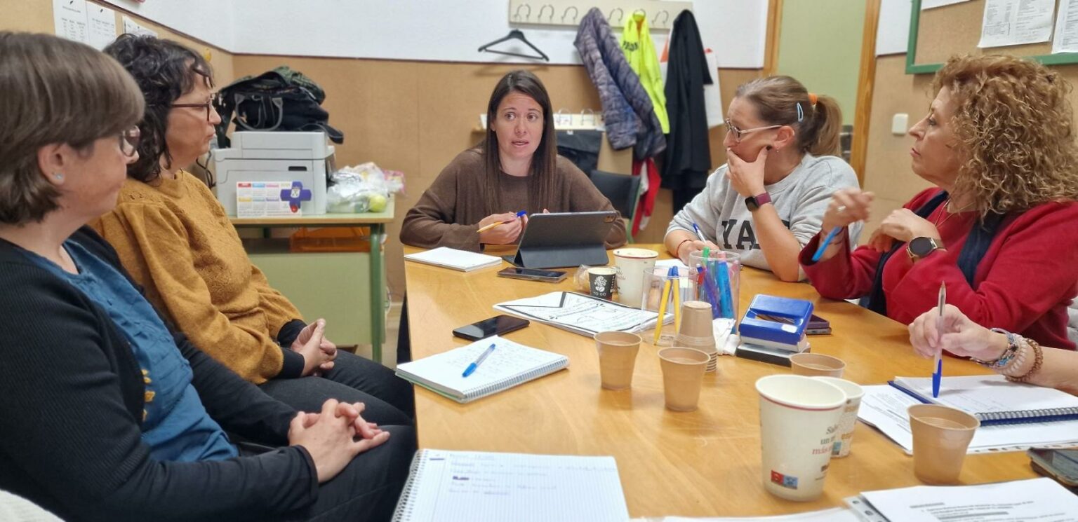 La Junta mantiene una reunión con las trabajadoras sociales de Letur para coordinar las necesidades y ayudas ciudadanas