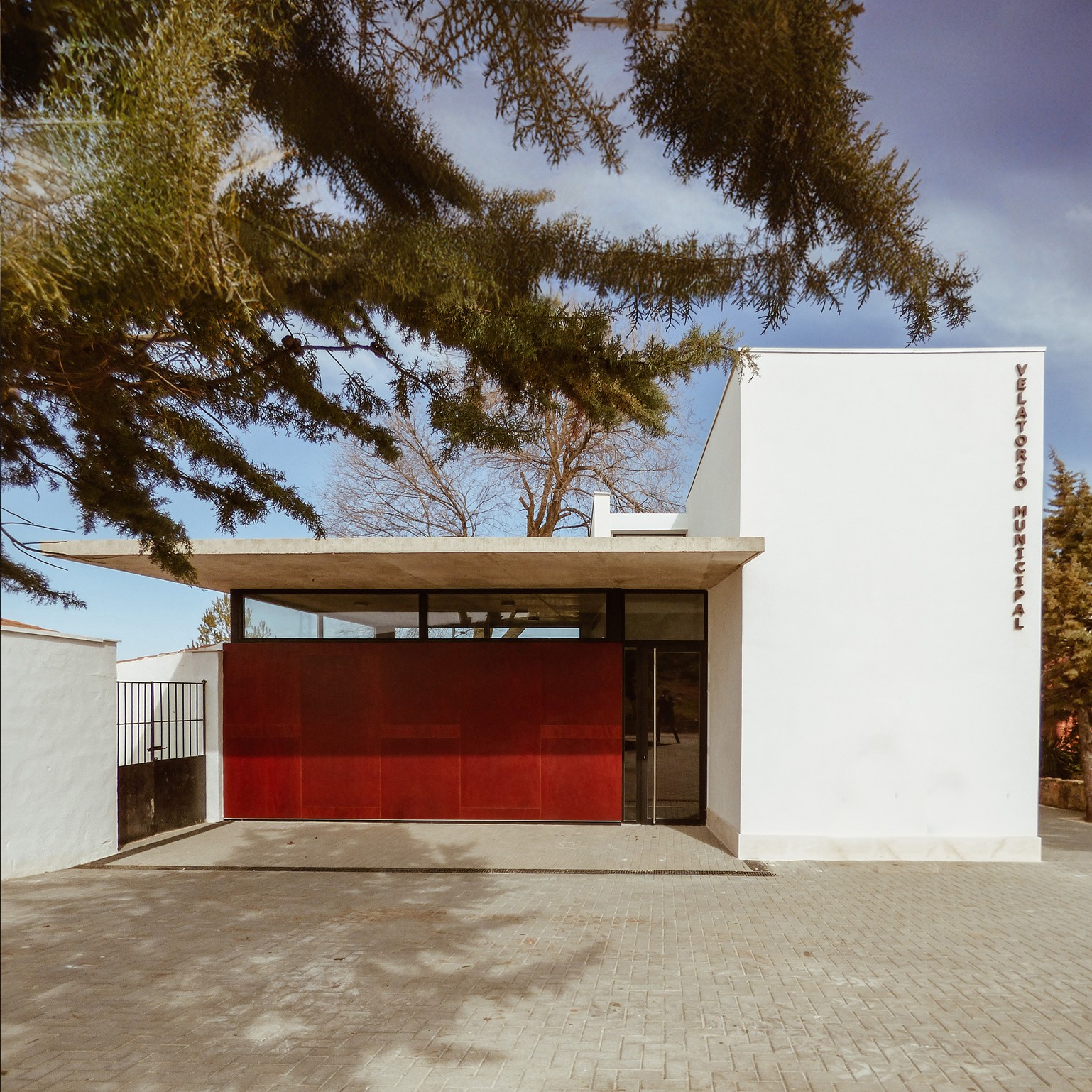 Velatorio de Casas de Lázaro: arquitectura para arropar a las familias cuando pierden a un ser querido