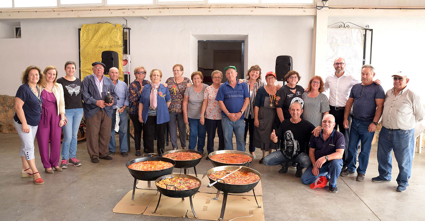 Los mayores de Argamasilla de Alba celebran el Día de la Hispanidad cocinando caldillos de bacalao