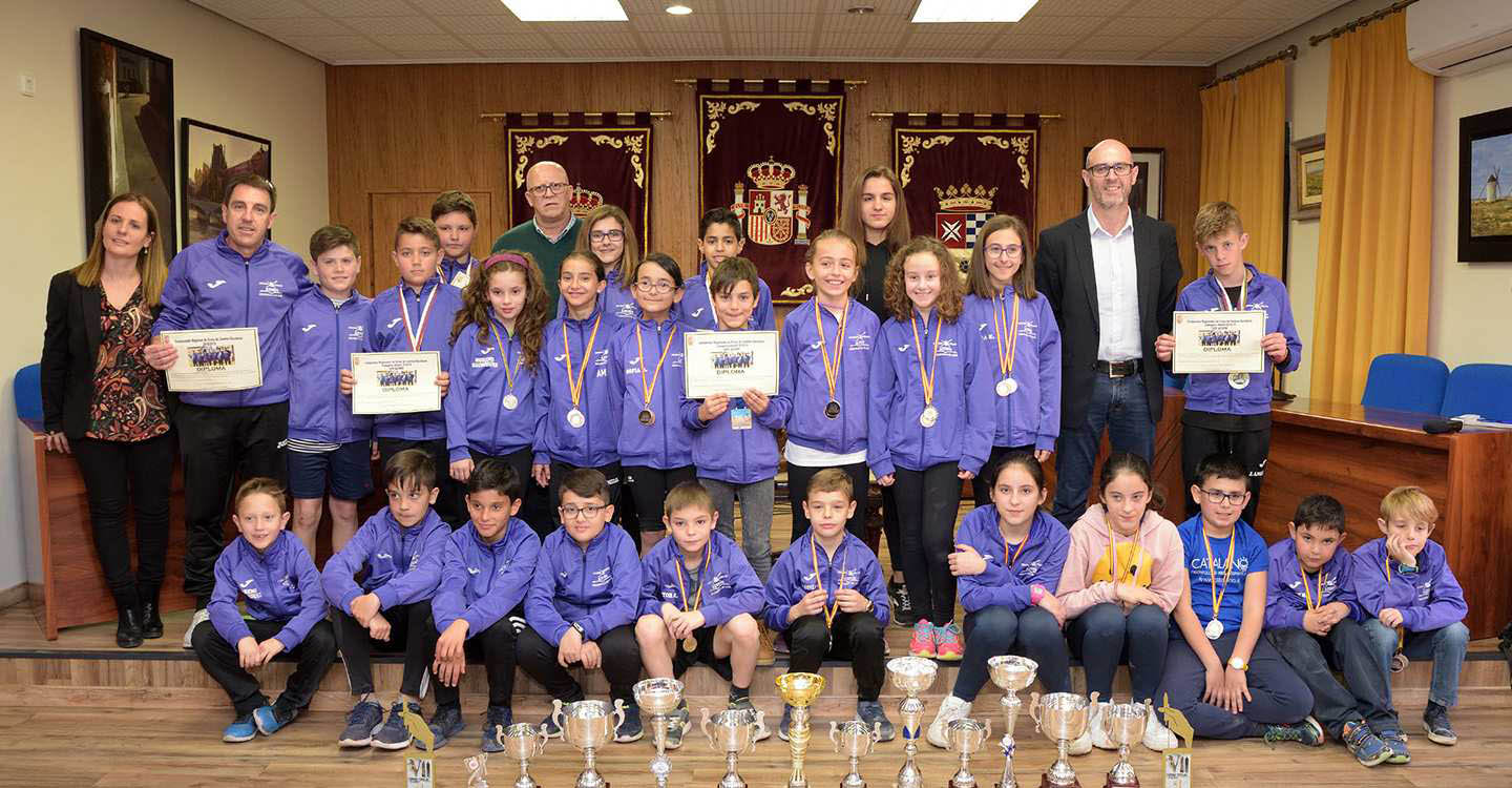 Reconocimiento a los  atletas del CEIP Azorín por la consecución del campeonato regional escolar de cross