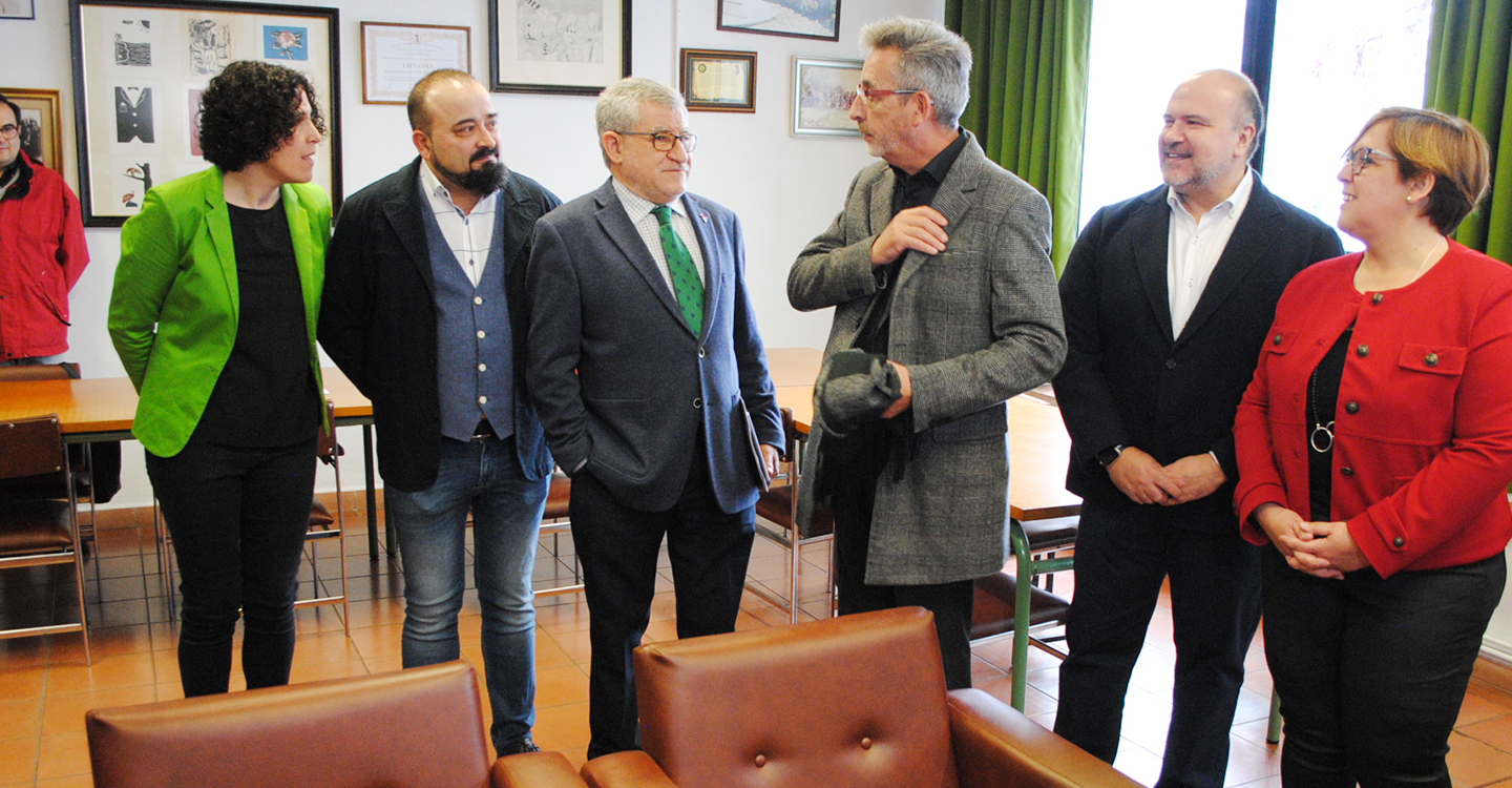 El alcalde y el consejero de Educación visitan el IES Bernardo Balbuena, “joya arquitectónica” de Fisac cuyo aulario será ampliado