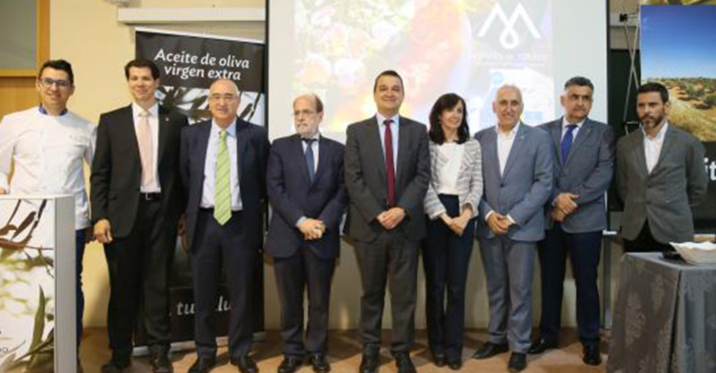 El Gobierno regional destaca el aceite de oliva virgen extra y sus propiedades como elemento fundamental en la Dieta Mediterránea 