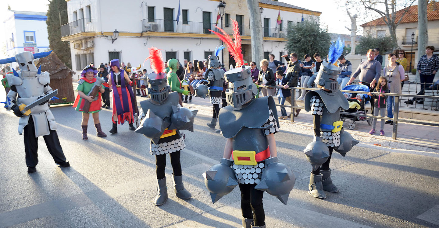 Siete originales puestas en escena participaron en el desfile de comparsas de Argamasilla de Alba