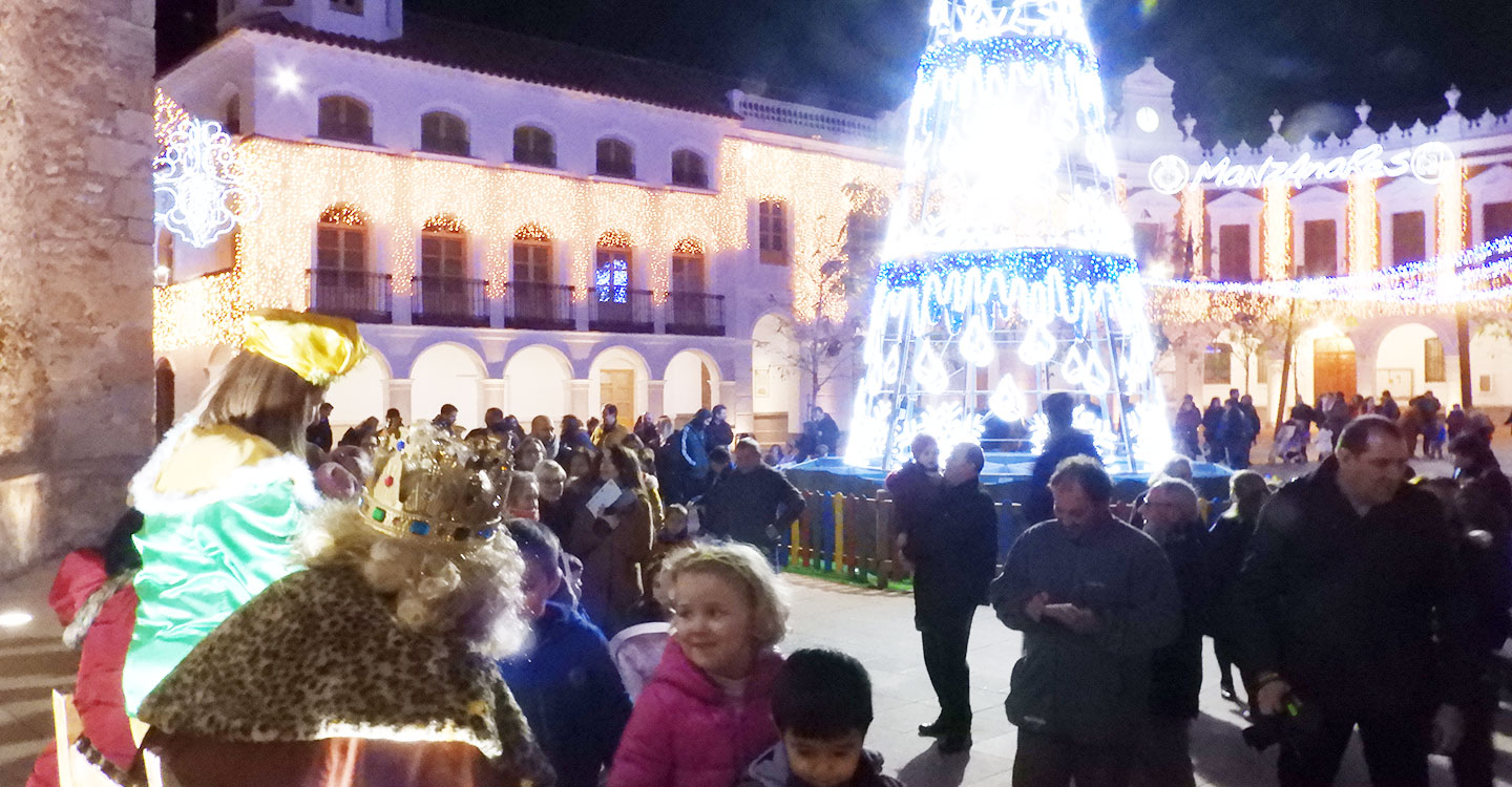 Gaspar recoge las cartas de los niños y niñas de Manzanares