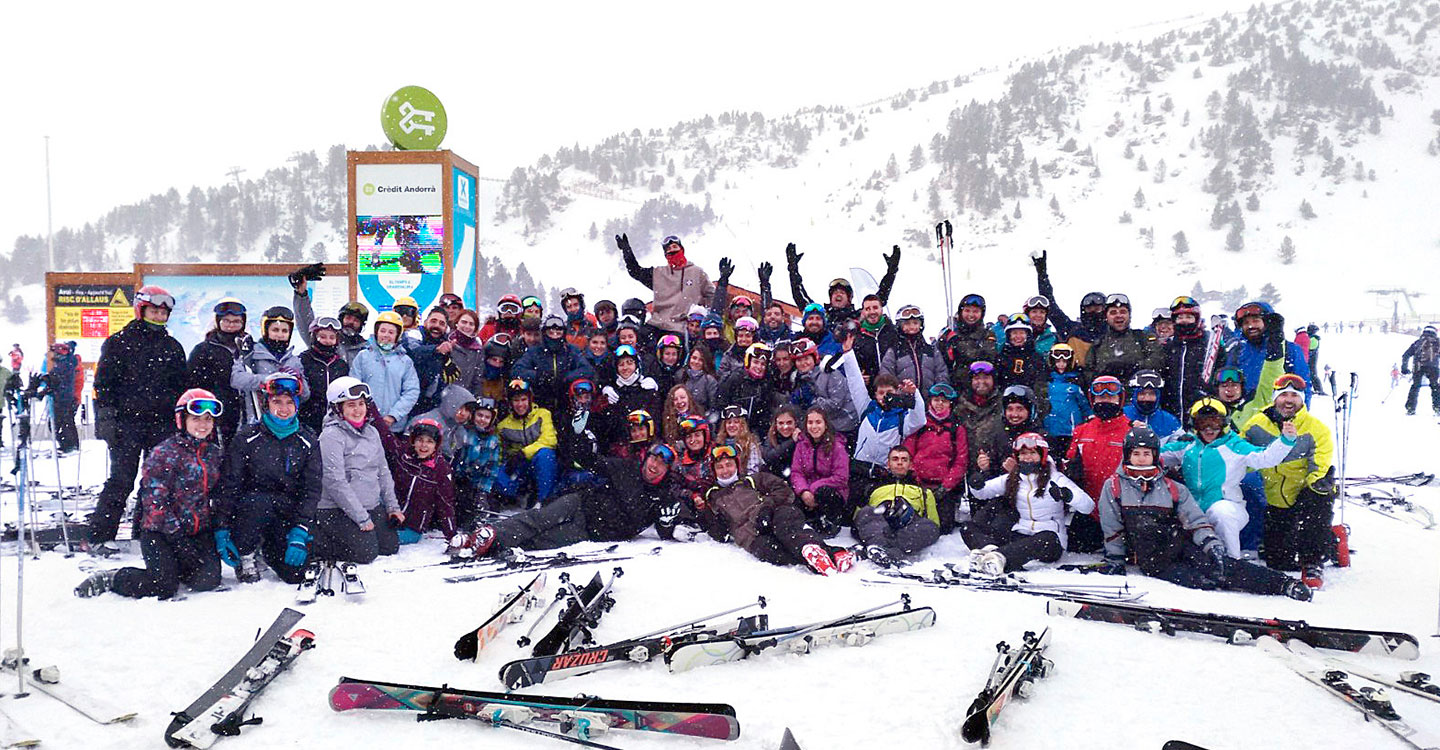 Más de un centenar de personas, entre estudiantes, vecinos y vecinas, viajaron a la nieve con la actividad organizada por el IES Vicente Cano y el Ayuntamiento de Argamasilla de Alba 