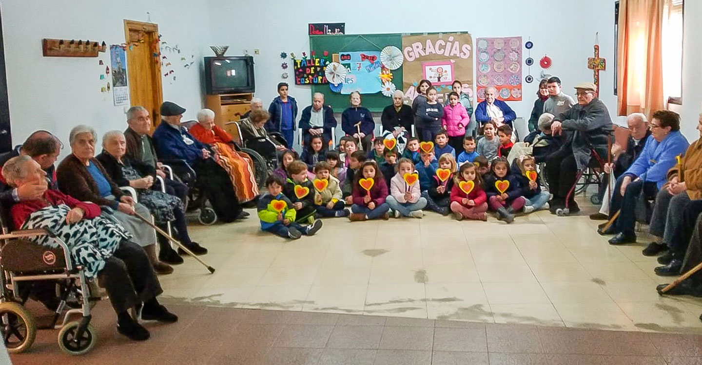 Los alumnos del ‘Maestro Navas’ compartieron el Día de la Enseñanza con los mayores de la Residencia de Aldea del Rey