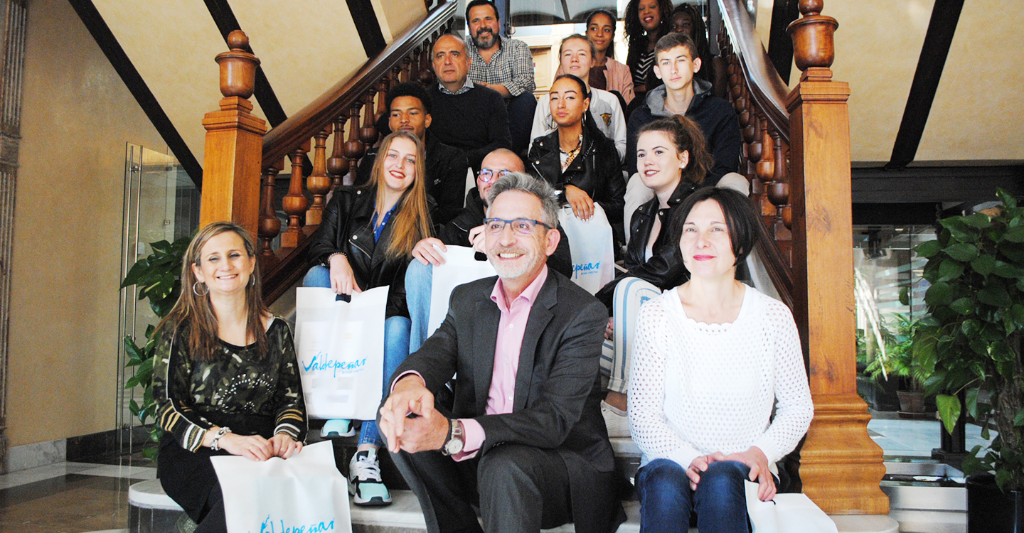 El alcalde de Valdepeñas recibe a alumnos franceses de prácticas en el comercio local