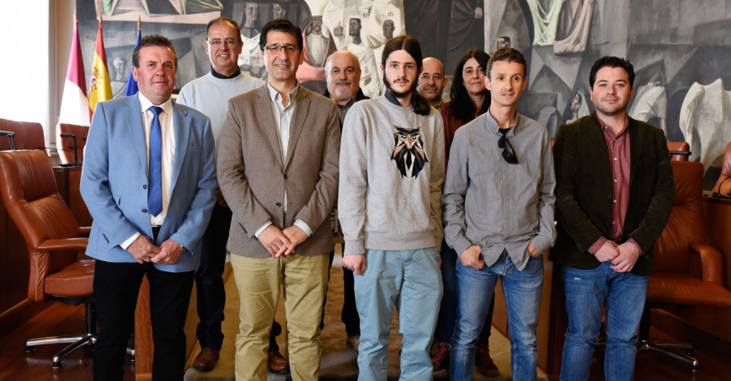  Caballero recibe a Martín Torres, el alumno de San Carlos del Valle que representa a la UCLM en la Olimpiada Nacional de Física 