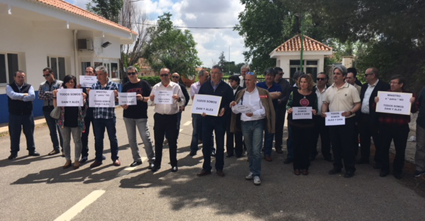 Los sindicatos de prisiones exigen el cese del Ministro de Interior por las cargas policiales contra los empleados penitenciarios en sus concentraciones por las mejoras laborales. 