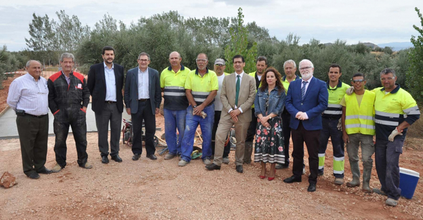 Caballero visita en Villanueva de la Fuente el arreglo de un camino rural 