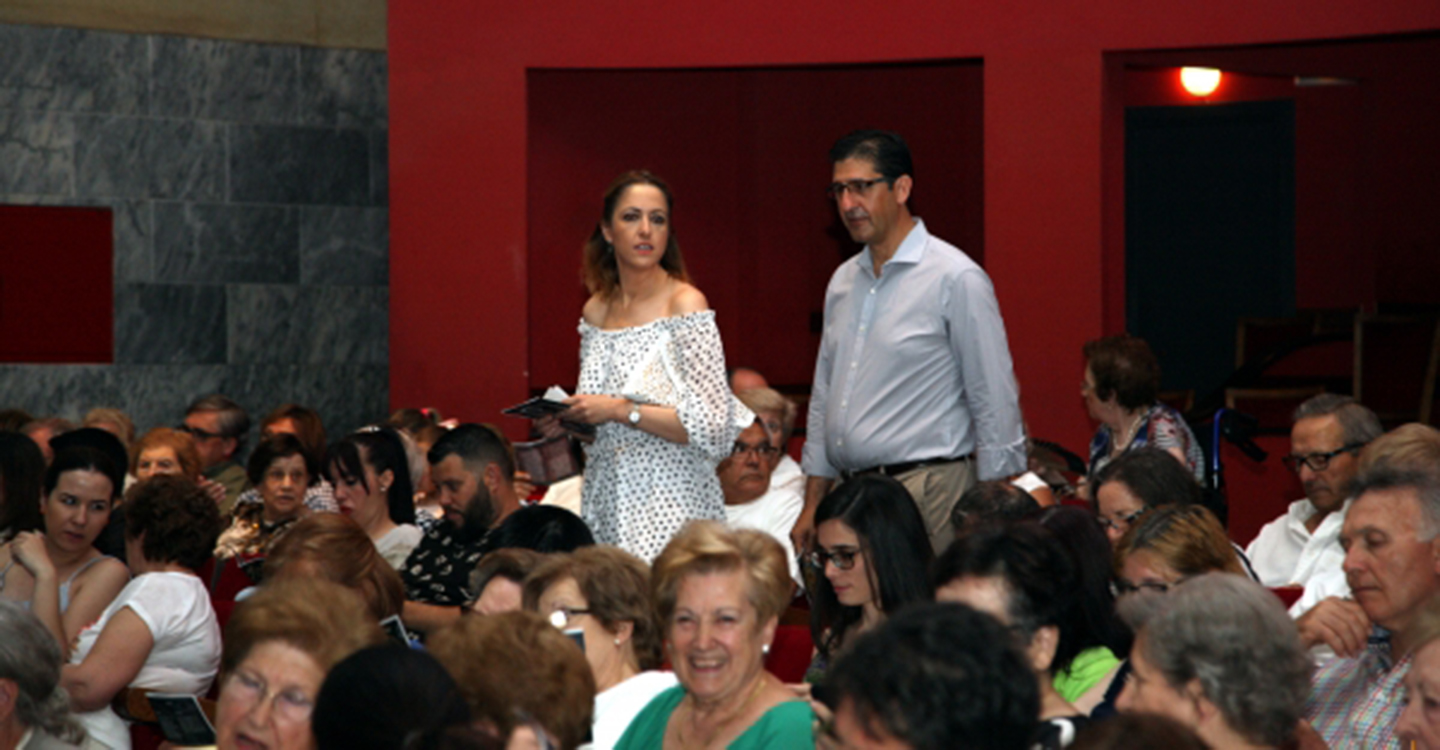 Caballero asiste a la representación cantada de “La Celestina” que ha ofrecido en Daimiel la Coral 