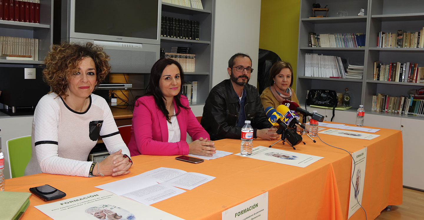 Manzanares presenta un protocolo de formación para cuidadores de personas con alzheimer y demencias