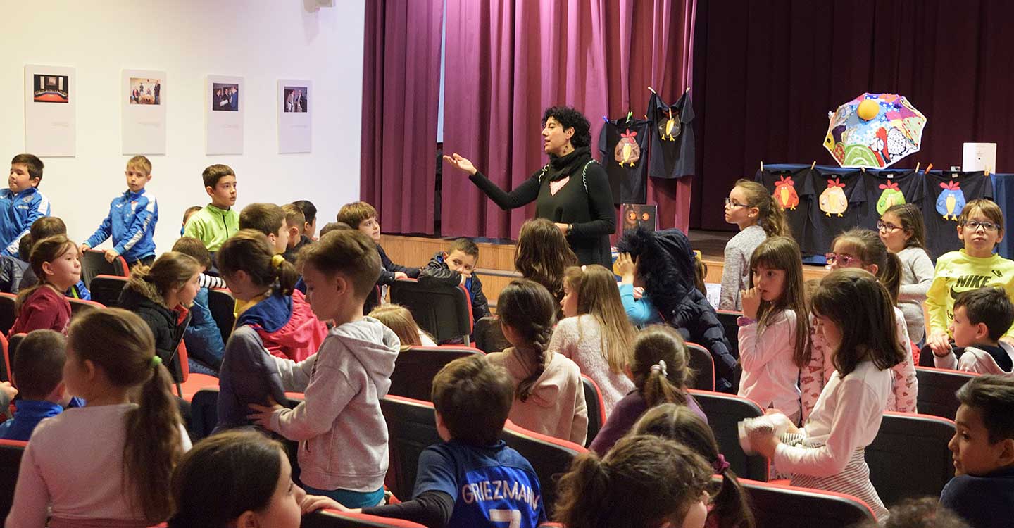 La Biblioteca Municipal “Cervantes” fomenta la lectura entre los escolares de primaria con una jornada de cuentacuentos