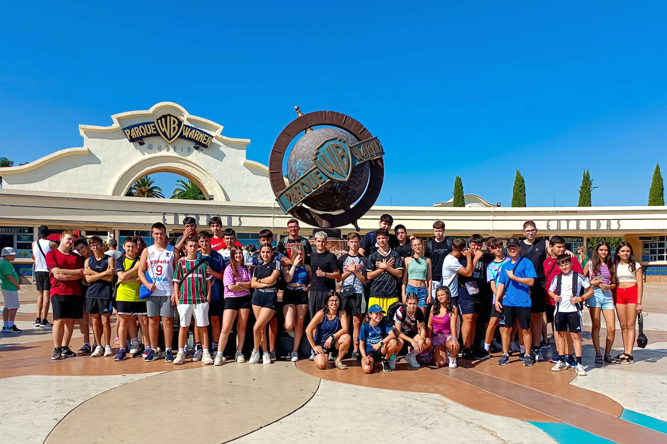 53 jóvenes de Argamasilla de Alba disfrutan de una jornada llena de emociones en el Parque Warner