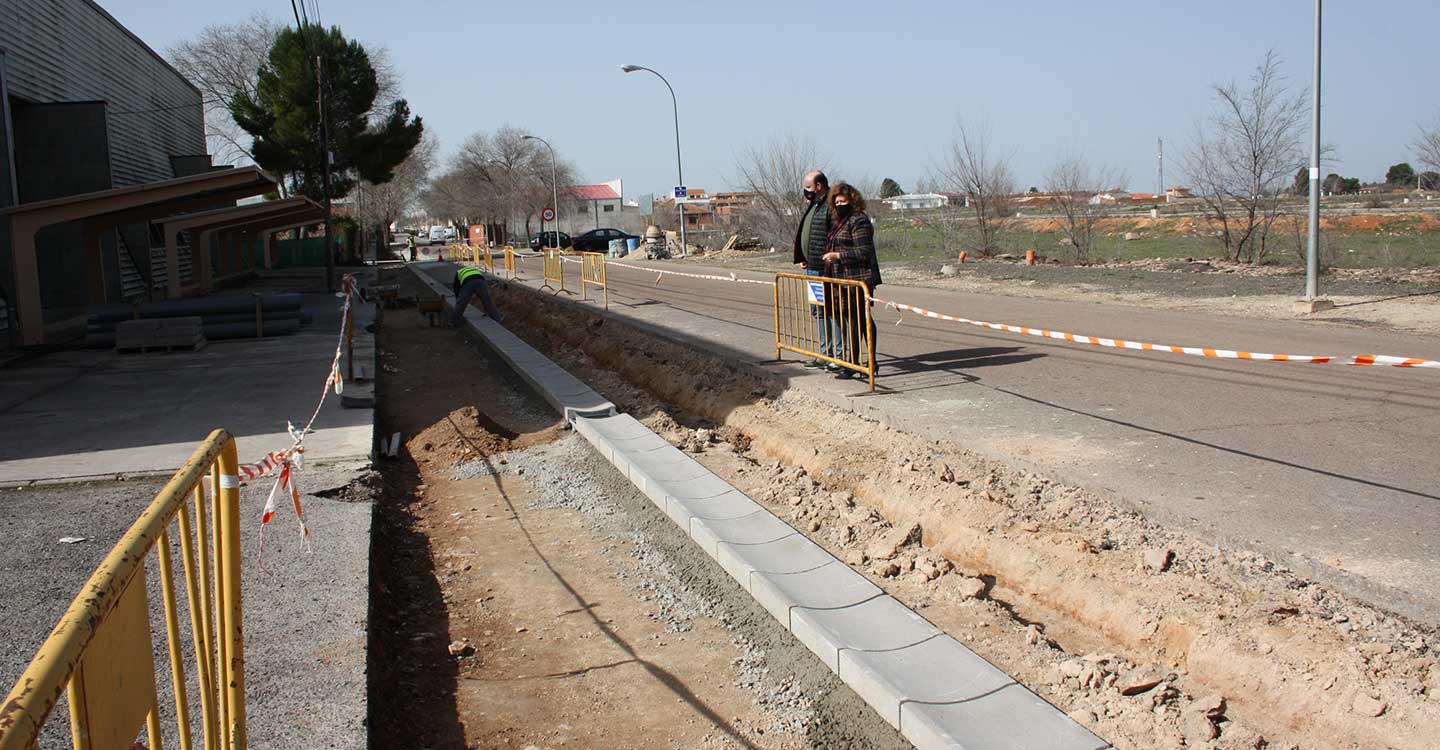 El Ayuntamiento de Torralba de Calatrava acomete el arreglo de acerados en diferentes calles y acondiciona la entrada de la carretera de Daimiel 