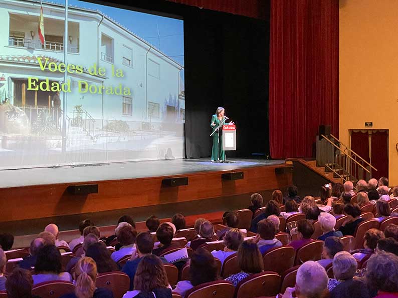 Blanca Fernández destaca la labor de los centros de mayores en el fomento del envejecimiento activo y en la mejora de la calidad de vida