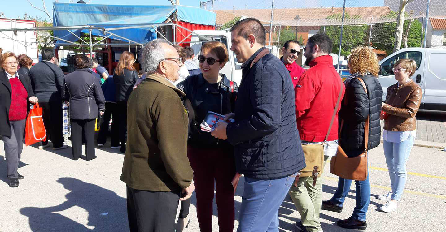 Bolaños visita el Mercadillo de Socuéllamos y la fábrica de semiconservas “Kiele”