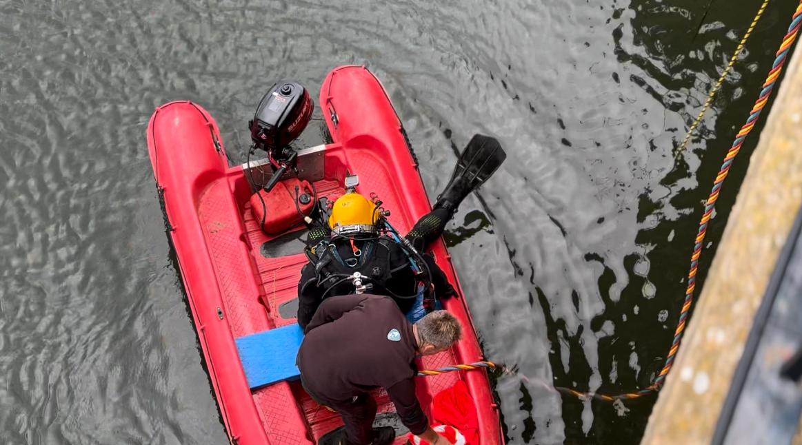 Buzos inspeccionan la toma de agua del embalse de Fresneda para mejorar la captación de agua de Valdepeñas