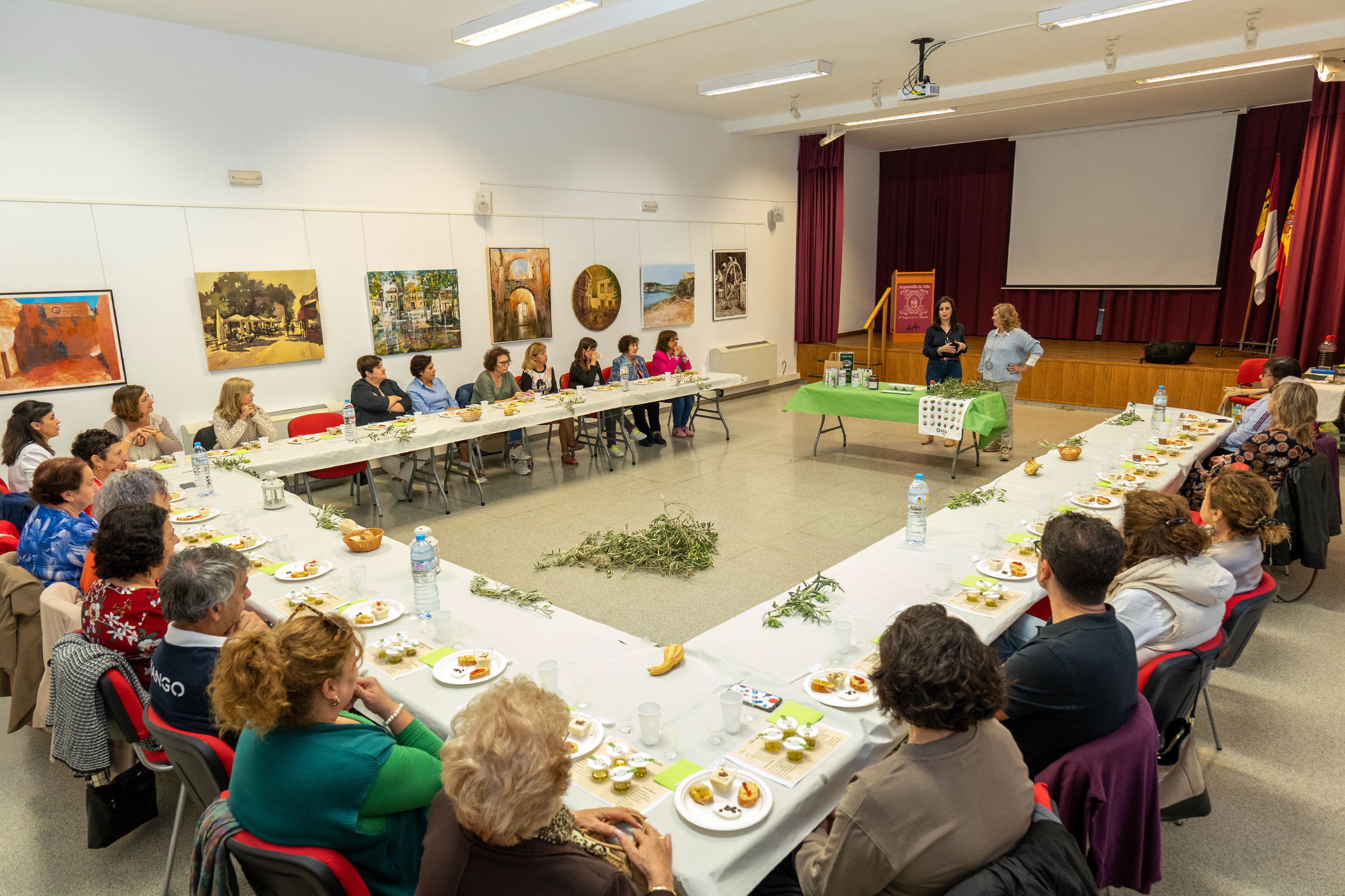 El Centro de la Mujer de Argamasilla de Alba descubre los secretos del aceite de oliva en un taller sensorial