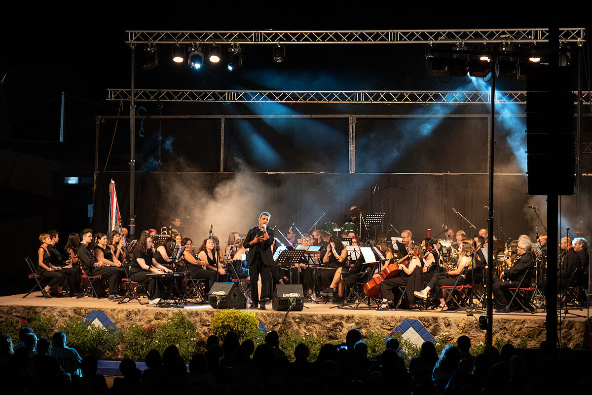 Antonio Tomás y la Agrupación Musical 'Maestro Martín Díaz' deslumbran en el Concierto Pre-Feria