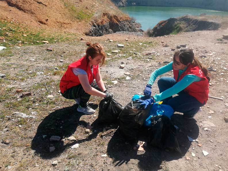 Cruz Roja organiza una recogida de basuraleza en la Laguna de la Pilarica y Riscal de Puertollano