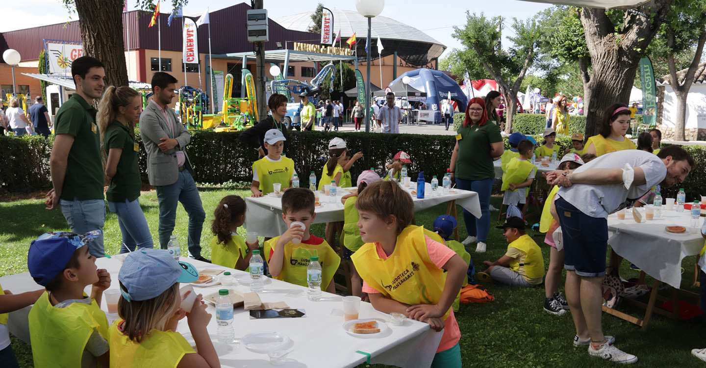 Los niños y niñas de la ludoteca municipal disfrutan de un desayuno  saludable y una cata