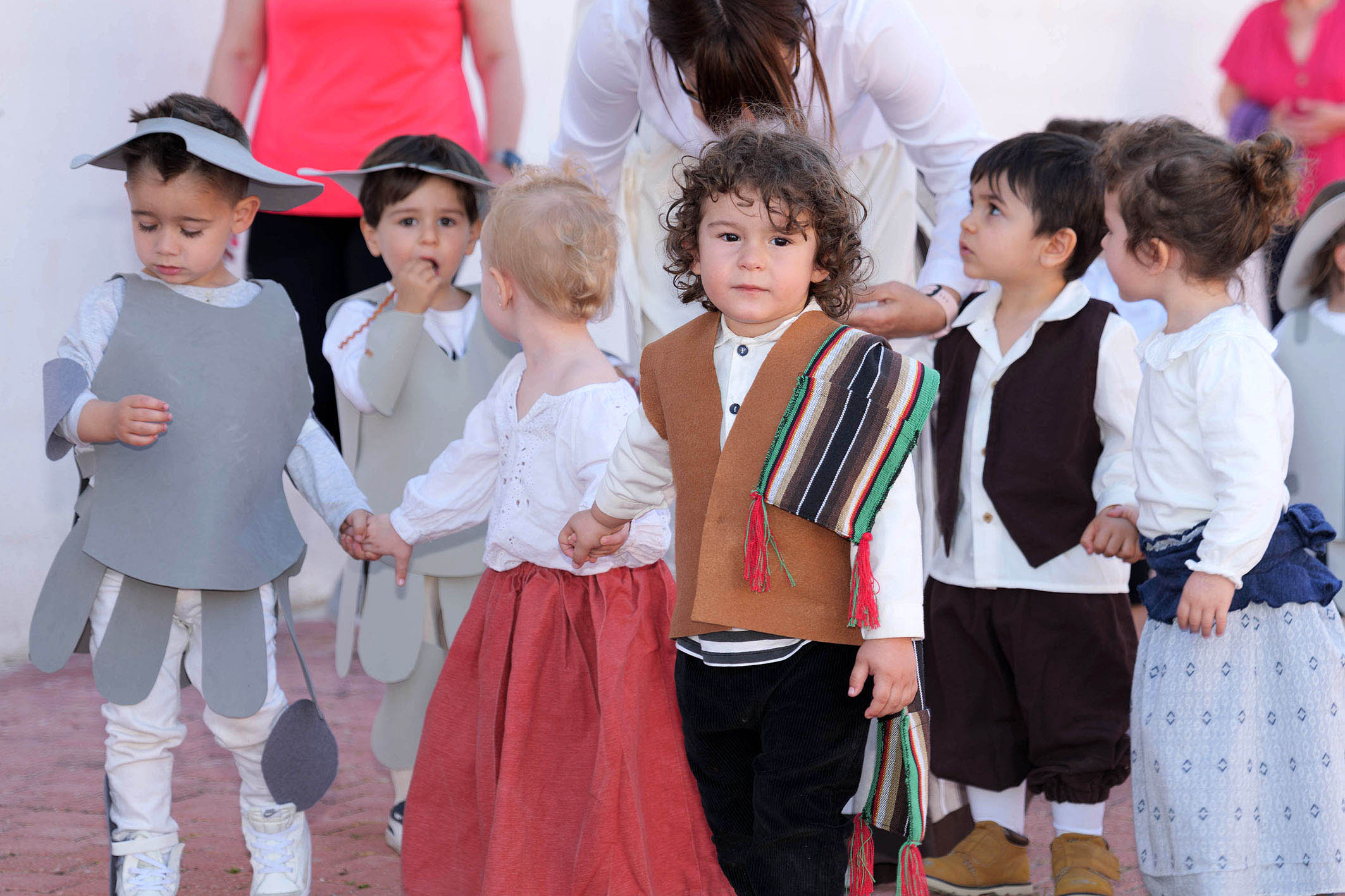 Pequeños y grandes disfrutan del desfile quijotesco de la Escuela Infantil Alba de Argamasilla de Alba