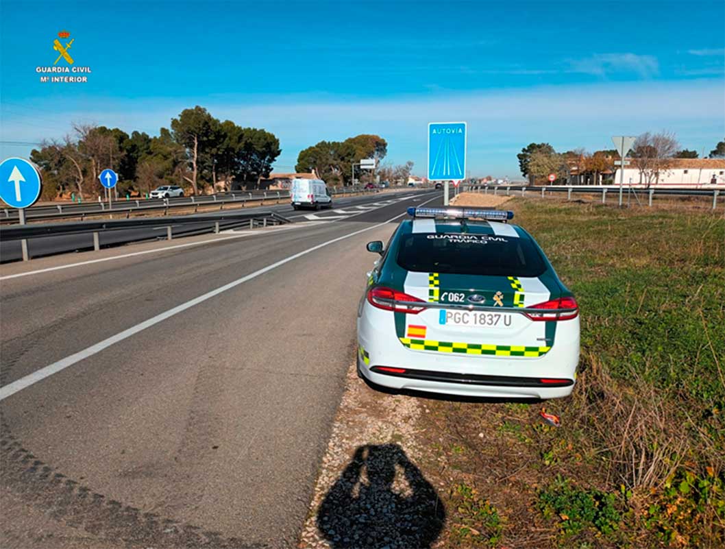 La Guardia Civil investiga al conductor de un vehículo por un delito de exceso de velocidad punible, dando asimismo resultado positivo en alcoholemia y drogas