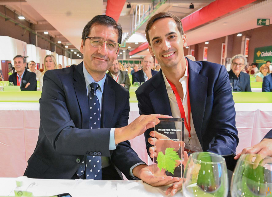  Caballero reconoce en FENAVIN la influencia del libro de Lorenzo Díaz en la celebración de “Los Sabores del Quijote”, la iniciativa que fomenta nuestra gastronomía vinculada al turismo 