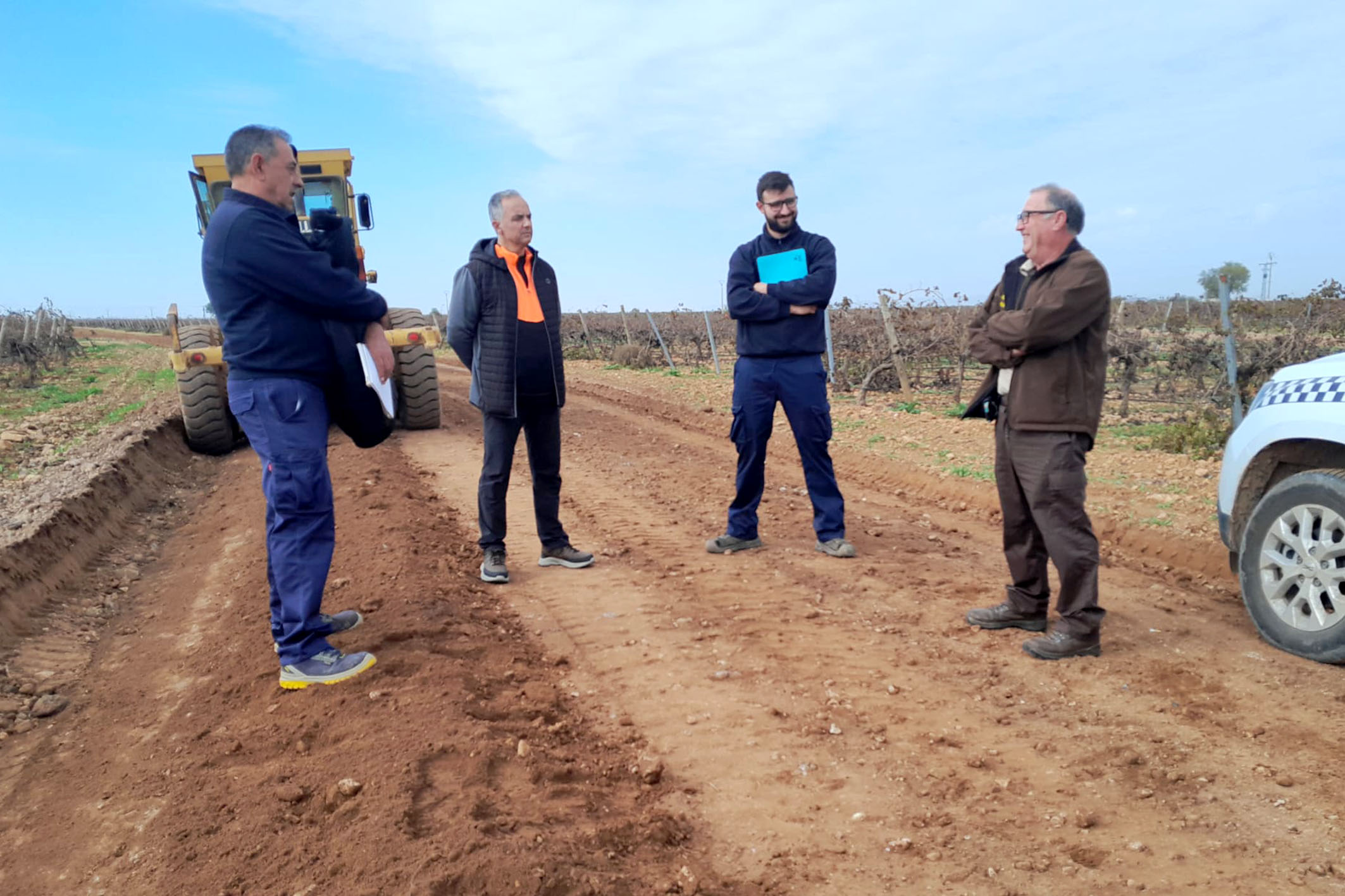 José López de la Vieja supervisa las mejoras realizadas en los caminos rurales del municipio