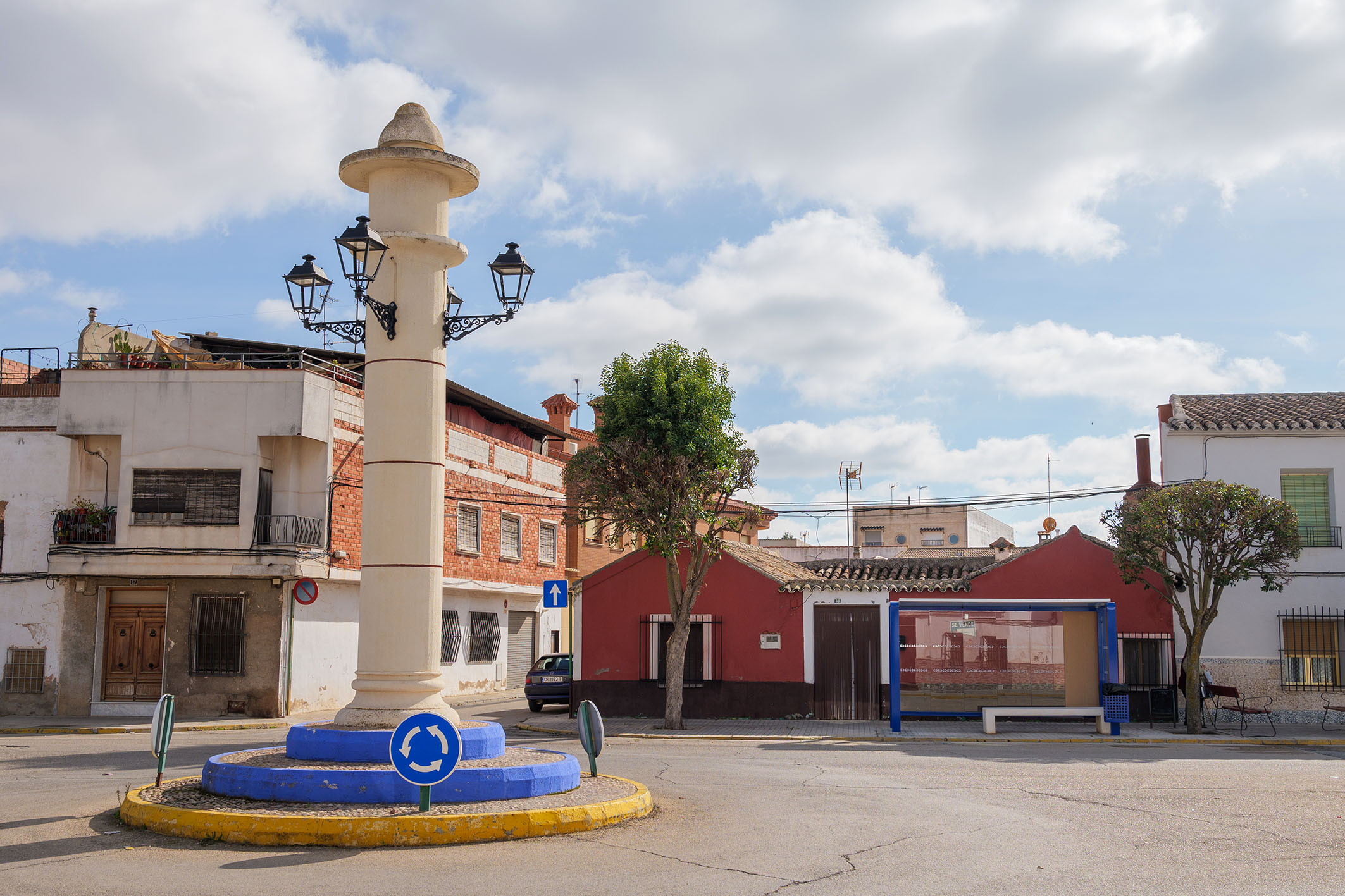 El Ayuntamiento de Argamasilla de Alba instala una nueva marquesina en la plaza de El Rollo 