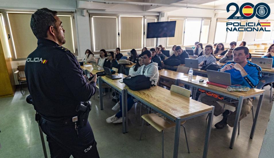 La Policía Nacional imparte formación universitaria en ciberseguridad y asistencia docente a los futuros maestros de la Facultad de Educación