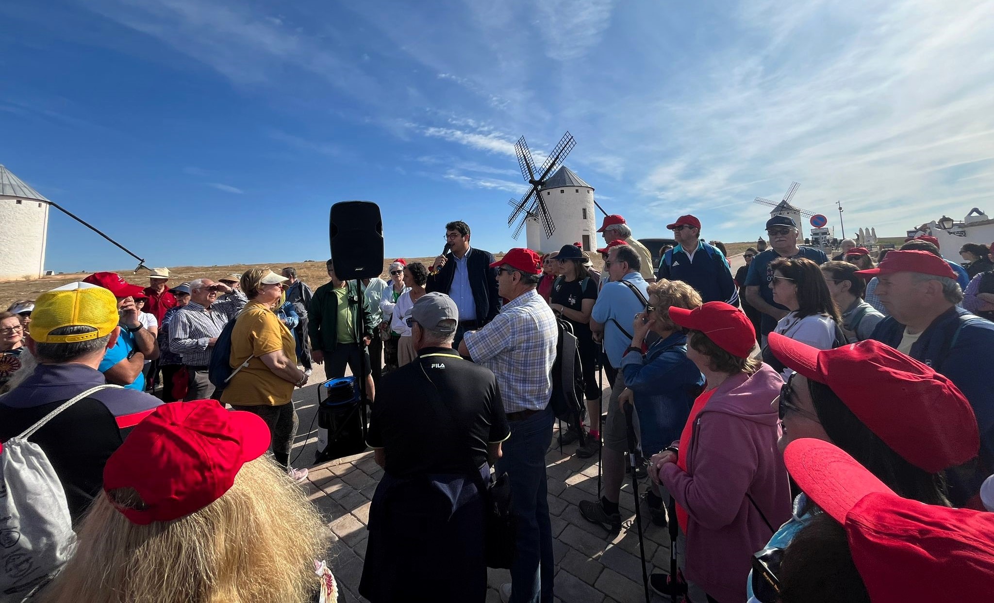 El Gobierno de Castilla-La Mancha celebra una nueva ruta senderista en Campo de Criptana para promocionar el envejecimiento activo 