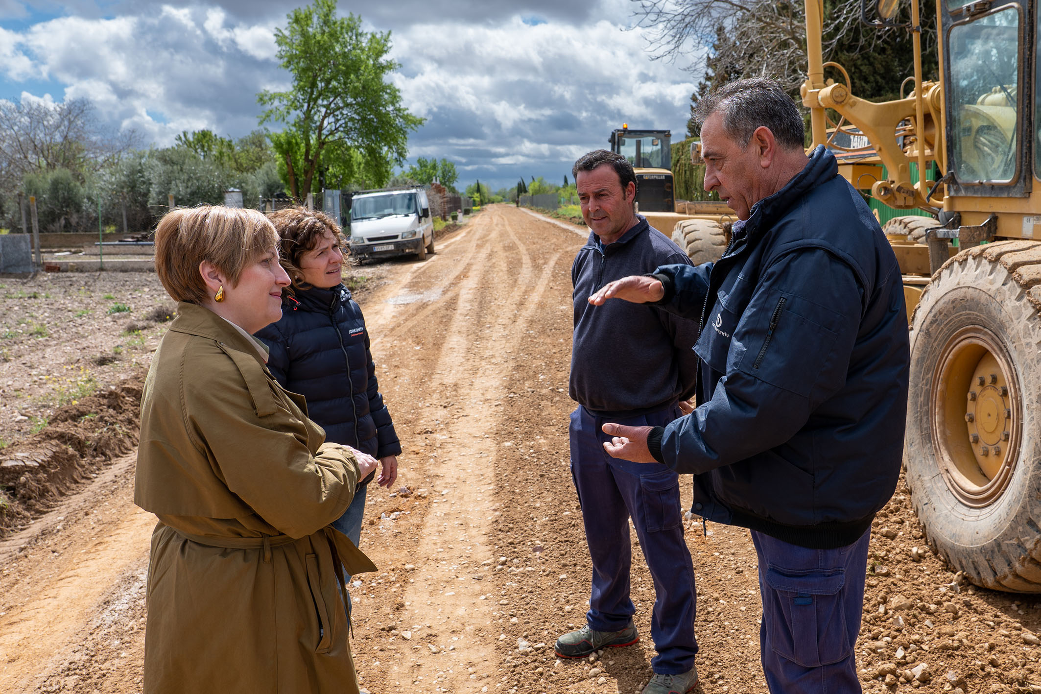 La alcaldesa de Argamasilla de alba, Sonia González supervisa el acondicionamiento de varios caminos rurales