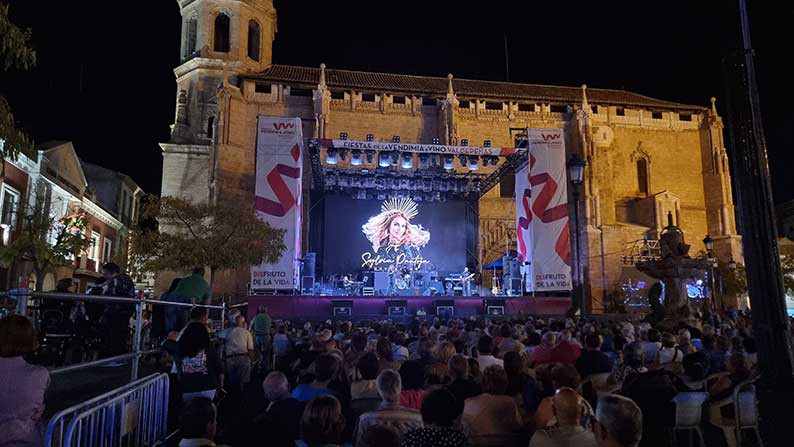 La cantante Sylvia Pantoja hace las delicias de los amantes de la canción española en las Fiestas de la Vendimia y el Vino