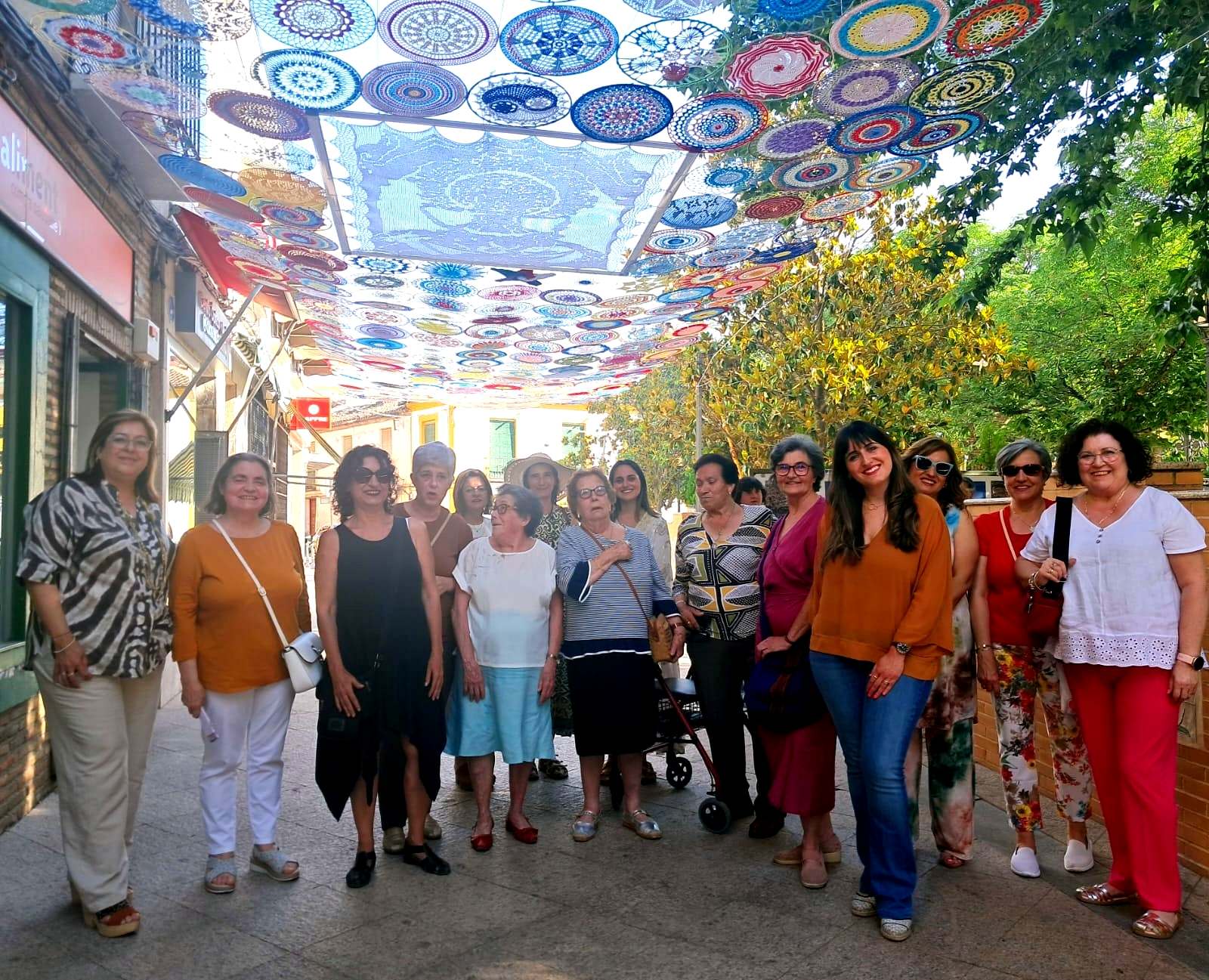 Nuevo toldo artesanal tejido a crochet por mujeres en el centro de Villarrubia de los Ojos