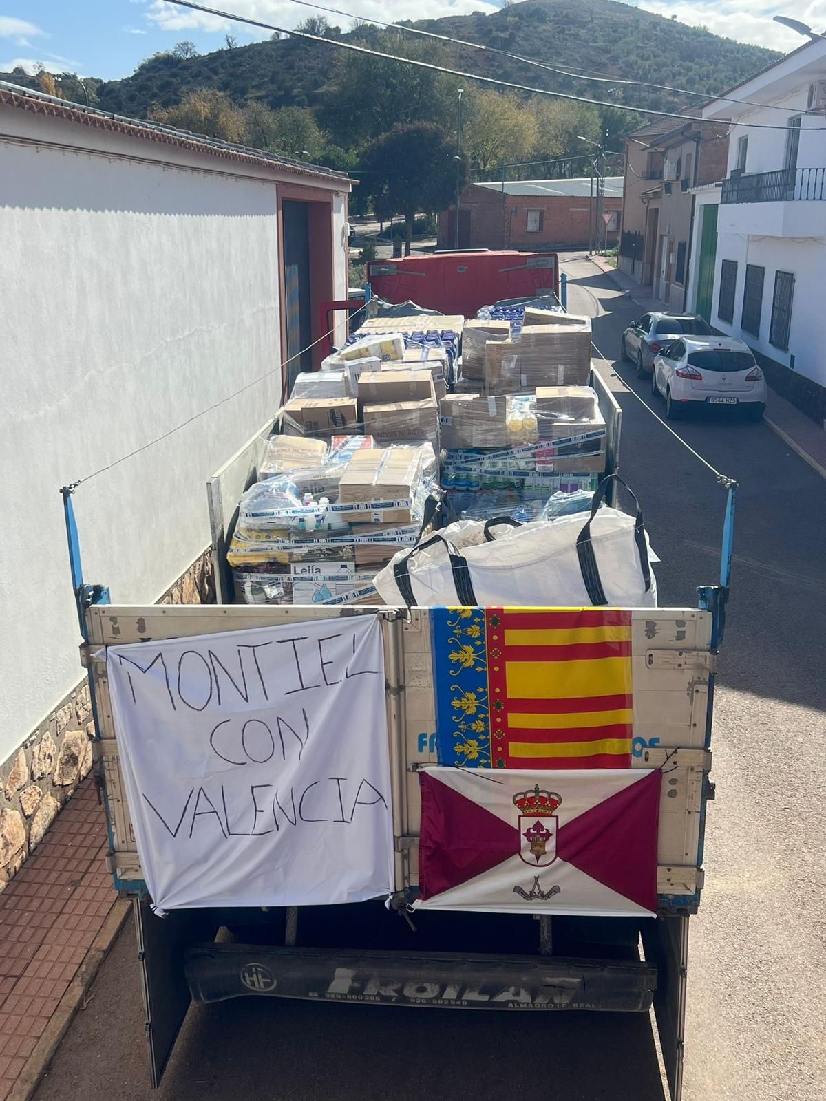 Un tráiler de Montiel llega a la zona afectada por la DANA en la Comunidad Valenciana 